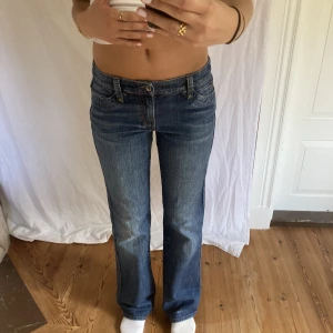 Lågmidjade jeans med fickor! - Midjemått- 39cm (rätt över)  Inerbenslängd - 80cm  Jag är 170 på bilderna! Inga defekter!  Du kan använda KÖP NU💕