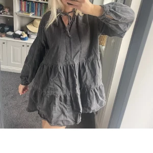 Jeansklänning - Supercool jeansklänning som jag köpt här på Plick men som är från zara! Säljer då den var för stor för mig, jag är 163 och tjejen på bilden är 172!