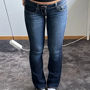 Mörkblåa jeans  - Jätte snygga mörkblåa jeans från american eagle😍. Jag hittar tyvärr inte storleken på jeansen. Men jag är 167 cm lång och jeansen går ner hela vägen. Skriv privat för flera frågor🥰. Köparen står för frakten💕💕