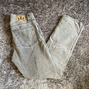 Gråa ”Junkyard” Jeans - Gråa Junkyard Jeans. Storlek 26, modell är Sweet Loose. Lite använda, inga märken/hål/smuts och kvaliten är väldigt bra. Original Pris 600kr. Kunden betalar frakten 😚.