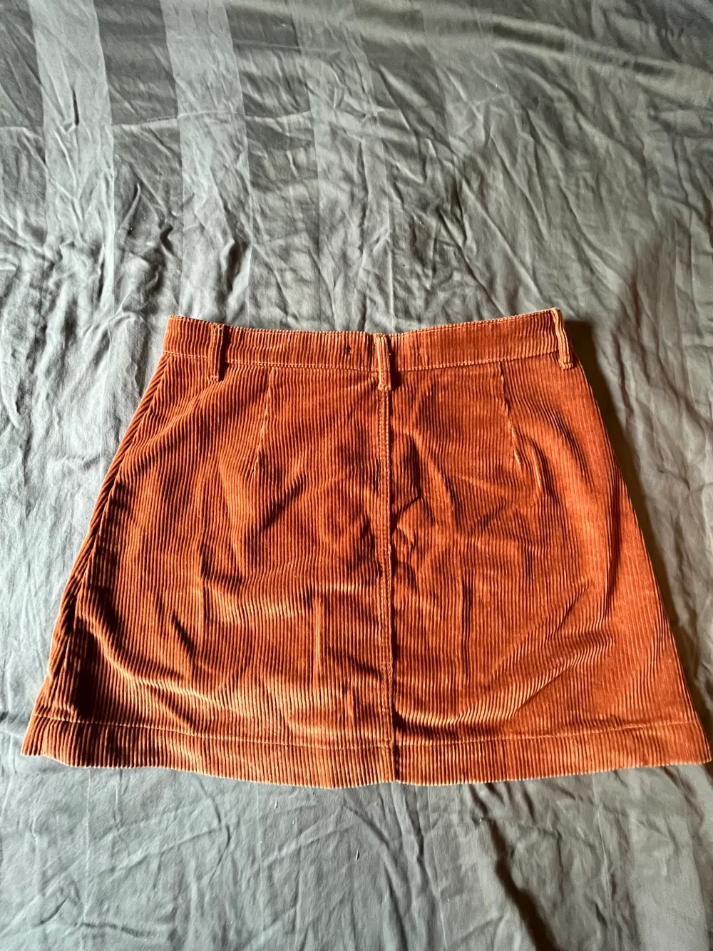 Manchester kjol från Only, använd ett fåtal gånger. Sitter skitsnyggt på och väldigt bekväm🤍. Kjolar.