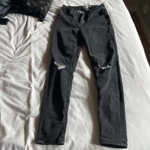 Jeans - Ett par skinny jeans aldrig använda och nya. Storlek 34