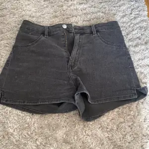 Svart/gråa shorts från H&M som e typ mid waist. Fint skick! ❌ tryck ej p köp nu ❌