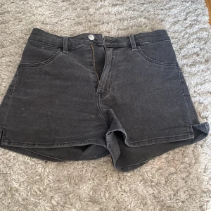 Shorts - Svart/gråa shorts från H&M som e typ mid waist. Fint skick! ❌ tryck ej p köp nu ❌