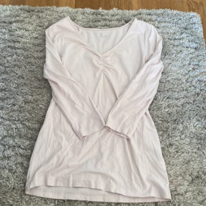 Söt långärmad tröja! - Jättefin långärmad basic tröja som typ e nästan lite ljusrosa! Bra skick! ❌tryck ej på köp nu❌
