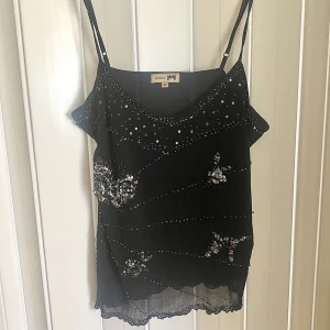 Linne - Såå coolt y2k fest topp som inte används! Står stXL på linnet men jag brukar ha S❤️‍🔥 finns inga skador och är som ny