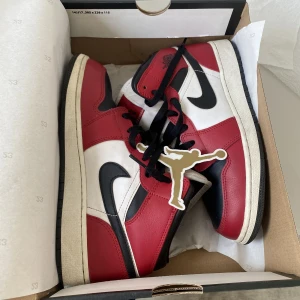 Air jorden 1 - Säljer nu ett par jorden 1 strl 39 men passar även större. Ingår även original box och skoinlägg. Skikt 9/10✅ använda minimalt antal gånger. Om ni vill köpa kontakta mig privat.