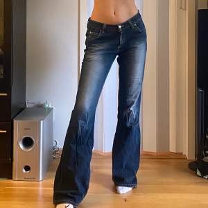Såå snyga lee jeans som inte används längre❤️‍🔥 Lite slita längst ner då dom varit för långa på mig, finns bilder🤍MIDJA: 38cm INRB: 89 cm