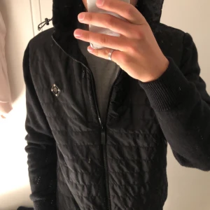 J.Lindeberg cardigan  - Helt oanvänd, säljer direkt för jag ångra mig när jag fick hem den. Mitt pris 2000kr ny pris 3200kr.