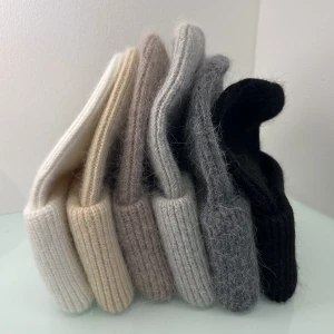 Mössor & torgvantar - Mössor & torgvantar i cashmir. Perfekt nu när hösten närmar sig. Otroligtbra kvalite.  Beställning sker via instagram @nuinedsgn Mössa: 299kr Torgvantar: 179kr  Frifrakt