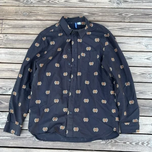 Mönstrad svart skjorta - Mönstret är lite Mr. Worldwide vibe. Annars helsvart, bomull och jätte snygg. Lite tjockare än en vanlig skjorta, perfekt för att ha över en vanlig tisha