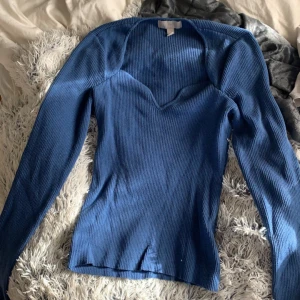tröja  - jättefin ribbad tröja från hm, säljes då den inte kommer till användning tyvärr ❤️