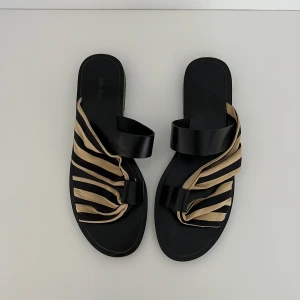 mörka sandaler  - mörka sandaler från &other stories. använda enbart 3-4 ggr. köpt för 440kr o i strlk 37. 🤍