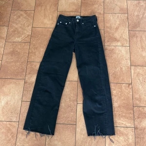 Svarta jeans😍 - Snygga svarta jeans som sitter snyggt❤️För mig så har som tyvärr blivit för korta och det är därför jag inte använder dom. Dom är i storlek xxs och from är från lager 157🔛🔝