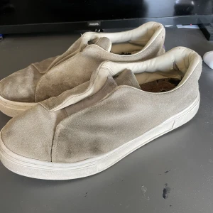 Eytys doja - Skorna är väl använda men har mycket kvar att ge!