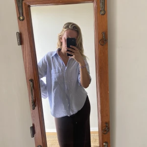 Skjorta  - Randig skjorta. Fint skick!! 