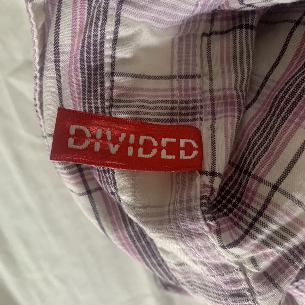 Rutig skjorta från Divided. Köpt secondhand och inte använt själv. Bra skick.. Blusar.