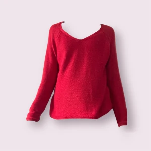 Röd stickad tröja  - Tunn stickad tröja som passar till allt! Strl S skulle jag säga, passar till XS också ★ tryck gärna på köp nu! Fin kvalitet, lite luddig om mam kollar nära