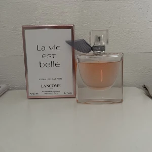 Lancome La vie est belle edp 50ml - Säljer nu min La vie est belle eau de parfum från Lancome. Köpt i november förra året. Har förvarats mörkt och svalt i den tillhörande boxen. Ca 40ml kvar. Nypris: 1029kr