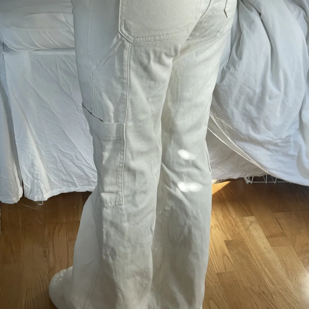 Fina cargo jeans från hm, säljer för 80kr + frakt på 59kr. Går bra att ge eget prisförslag😊. Jeans & Byxor.