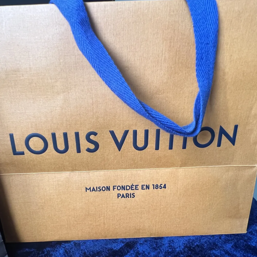 Säljer dessa äkta Louis Vuitton ”kassar” Båda i fin skick. Medföljer en liten ”vykort”.  Fint att använda som dekoration. paketpris 250 kr Orange : 200 kr (21x25cm) Bruna : 100 kr (18x22cm). Övrigt.