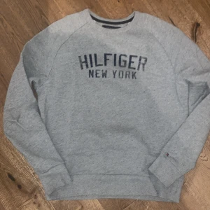 Tommy Hilfiger Tröja Storlek M -  sliten tryck på framsidan 