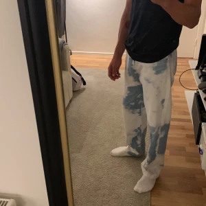 Tie dye jeans - Ett par jeans från jaded London i väldigt bra skick. Det är bara att meddela om du vill ha fler bilder, har några frågor eller har förslag till pris:)