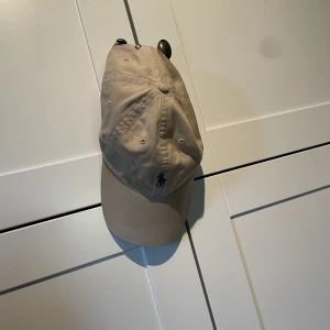 Ralph lauren keps  - Säljer denna beiga Ralph Lauren kepsen som är riktigt fet till sommaren. Kom privat gör fler bilder. Pris kan även diskuteras. 
