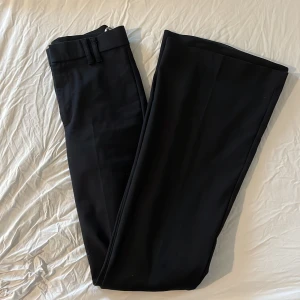 Kostymbyxor  - Högmidjade bootcut kostymbyxor från Zara i storlek xs💗