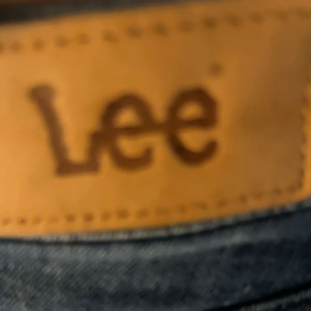 Egen klippta lågmidjade jeans shorts från Lee. Jättefina och är i fint skick. Säljer då dem är för små. 💕. Shorts.