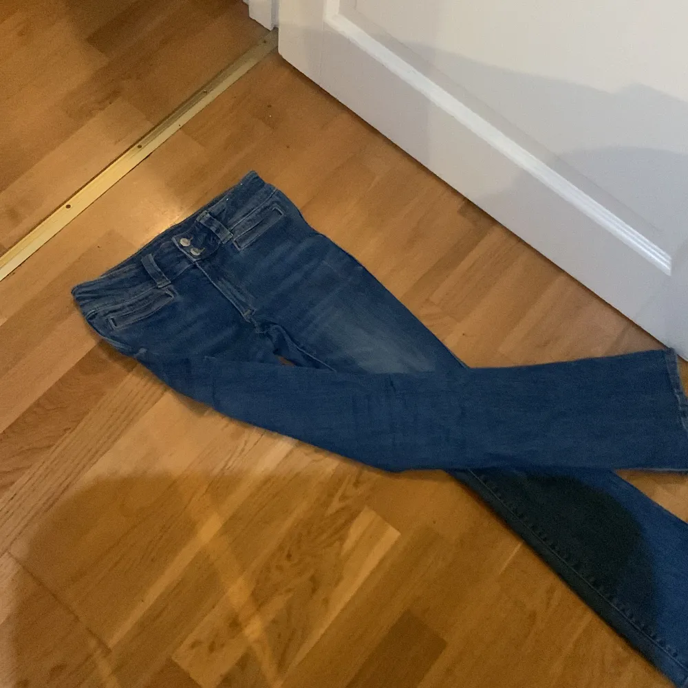 Säljer dessa low waisted bootcut jeansen säljer dom då dom är för korta dom är knappt andvända då dom e för korta för mig. Pris går att diskutera💕🫶🏽. Jeans & Byxor.