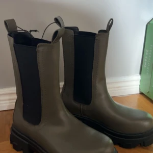 Boots  - Boots från skopunkten, aldrig använda prislappen sitter kvar köpte förra året storlek 37 passar även 38 skulle jag säga. Mörk gröna 