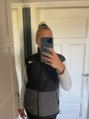 Väst the north face  - Helt oanvänd, nypris 599 på sellpy! 