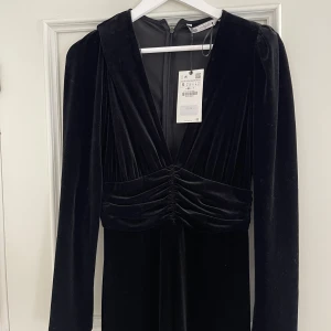 Byxdress Zara - Helt ny, strl S! Långa ben med lite bootcut samt fina midjedetaljer