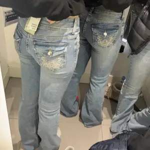 Säljer dessa populära oanvända lågmidjade jeans från hm. Har tyvärr inte lappen kvar men dom är verkligen aldrig använda då dom inte riktigt var min stil. Storlek 32 (midjemått 34cm, innerben 80cm)