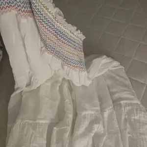 Jättefin lång kjol från zara, använd 1 gång. Köpt i Polen så vet ej om den säljs i Sverige