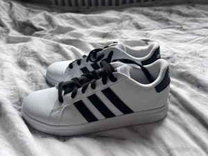Adidas skor  - Helt nya afifas skor säljes pga för stora för mig, ny pris 600kr