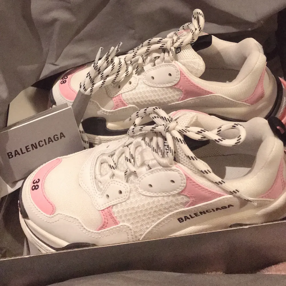 Sälja min fina Balenciaga sneakers storlek 38 som passa både för 38 och 39.  Allt tillbehör är medfölj!  Nypris i butiken just nu: ca. 12000kr. . Skor.