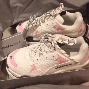 Balencia triple s - Sälja min fina Balenciaga sneakers storlek 38 som passa både för 38 och 39.  Allt tillbehör är medfölj!  Nypris i butiken just nu: ca. 12000kr. 