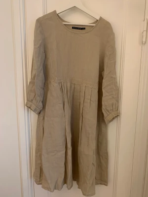 Linneklänning Gudrun Sjödén  - Linneklänning från Gudrun Sjödén, inköpt sommar 2022. Fint skick, inget att anmärka på. Strl M, lite oversize. 