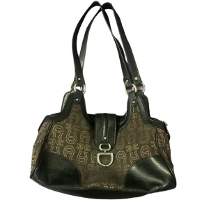 Väska - Väldigt fin väska som tyvärr inte kommit till användning. Finns flera fack inuti. Jag fraktar inte tyvärr !