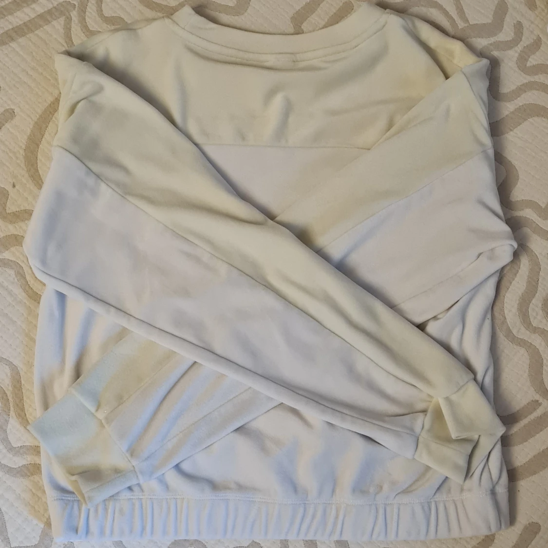 En vit-gul lurvig tjocktröja. 40kr + frakt