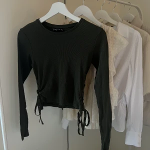 Grön ribbad tröja   - Säljer denna ribbade tröja i mörkgrön, strl M🤍 
