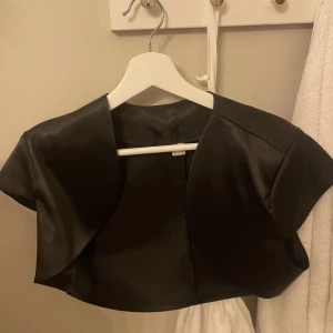 Bolero  - Jätteee snygg bolero som tyvärr inte kommer till användning!!! 