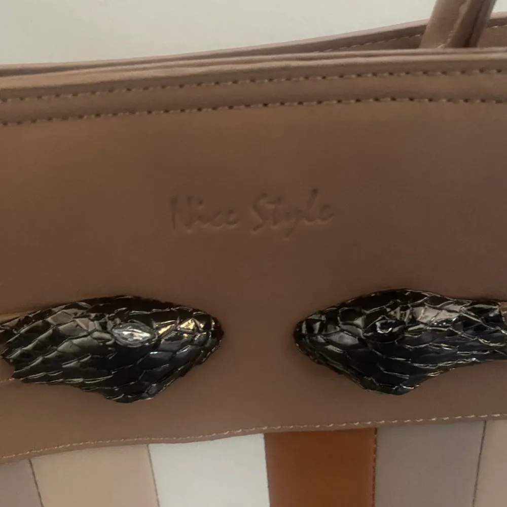Super fin handväska i skick som ny aldrig använd 💞100kr+frakt. Väskor.