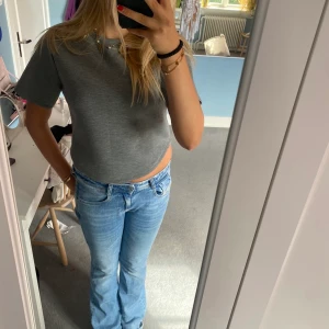 Sweatshirt t shrit - Supersöt tröja, grå st 36 Köparen står för frakt 