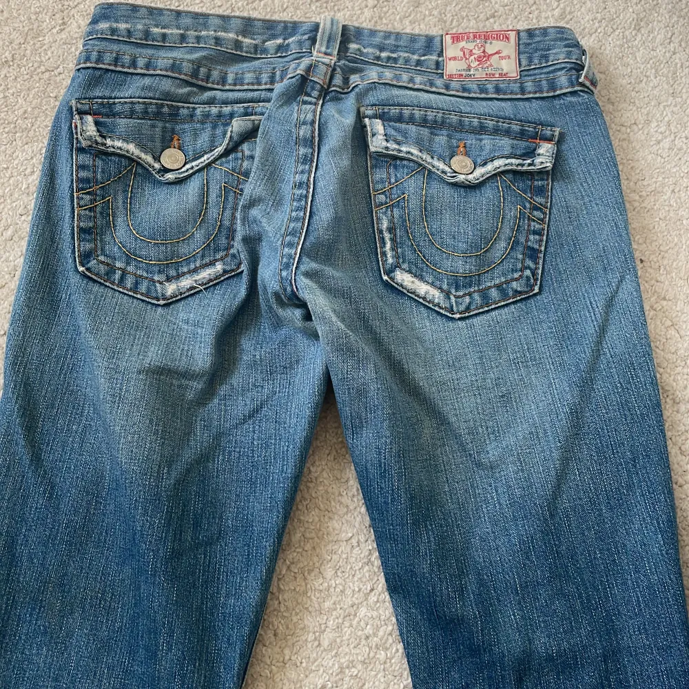 Säljer mina True religion jeans köpte här på plick men var för stora för mig❤️ skulle uppskatta att den är strl 40 . Jeans & Byxor.