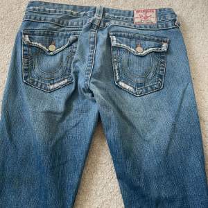 Säljer mina True religion jeans köpte här på plick men var för stora för mig❤️ skulle uppskatta att den är strl 40 