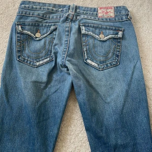 True religion jeans - Säljer mina True religion jeans köpte här på plick men var för stora för mig❤️ skulle uppskatta att den är strl 40 