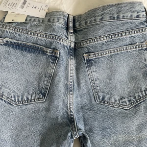 Helt nya jeans från Gina Tricot! - Nu säljer jag de här helt nya, oanvända jeansen då de är lite för långa för mig, jag är 162 cm🫶🏻 De är aldrig använda, lappen kvar, och köpta för cirka ett år sen. De kostade för 499 kr på Gina men jag säljer de för 399!🥰